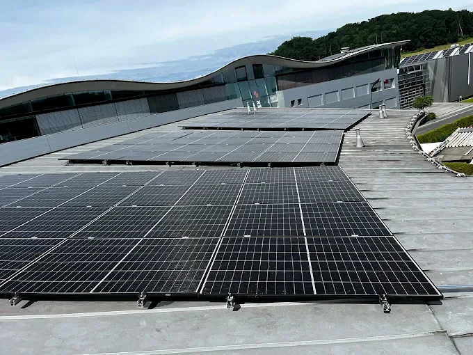 Photovoltaikanlage auf einem gewerblichen Flachdach