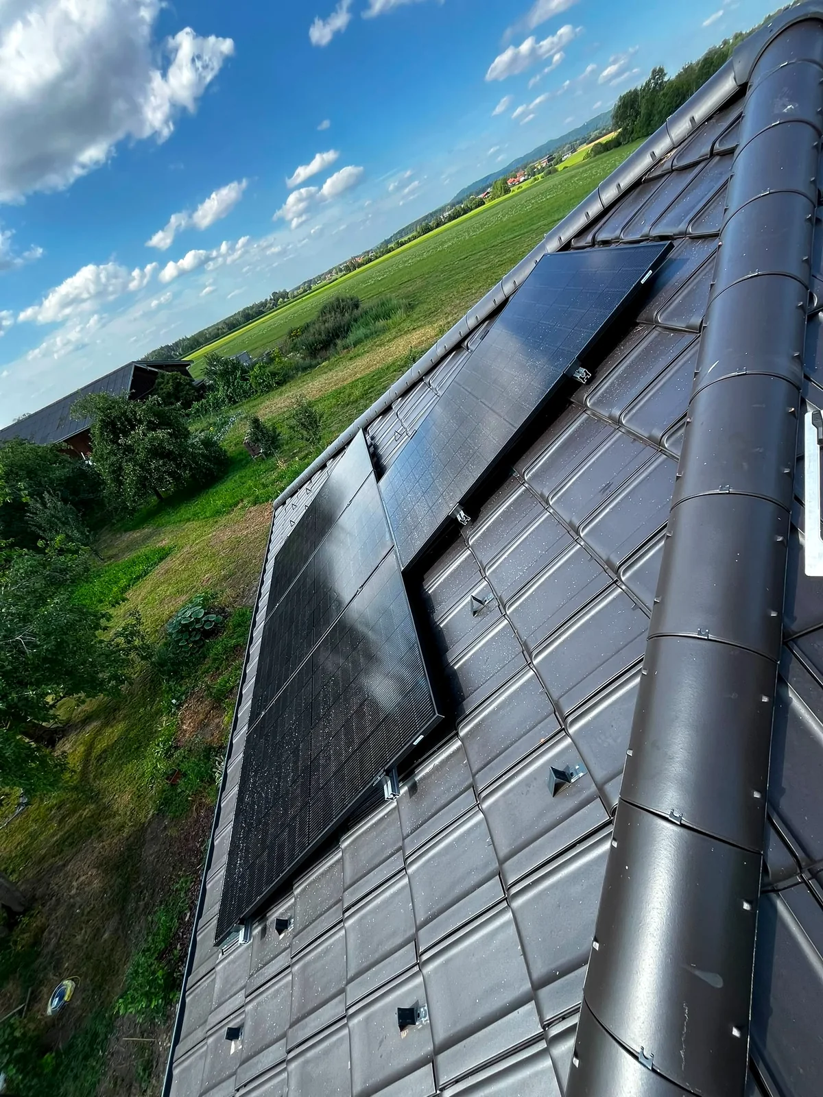 Photovoltaikmodule auf einem dunklen privaten Hausdach
